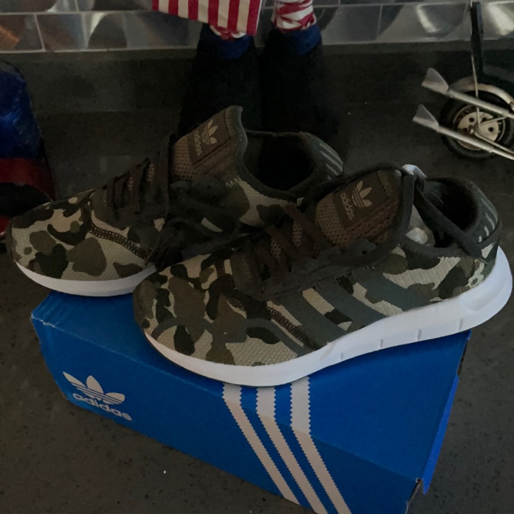 Adidas women’s tennis shoes camo size 7.5